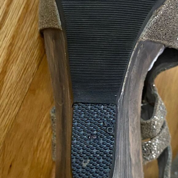 Calleen Cordero sz 7.5 excellent pre owned condition silver metallic wedge - Picture 8 of 9